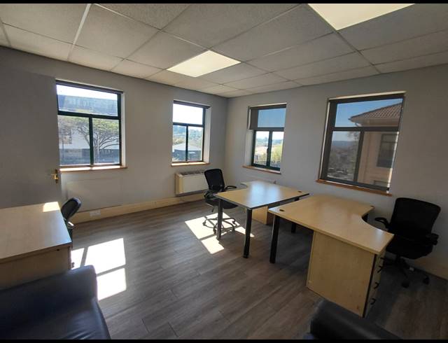 160M² OFFICE TO LET IN LYME PARK